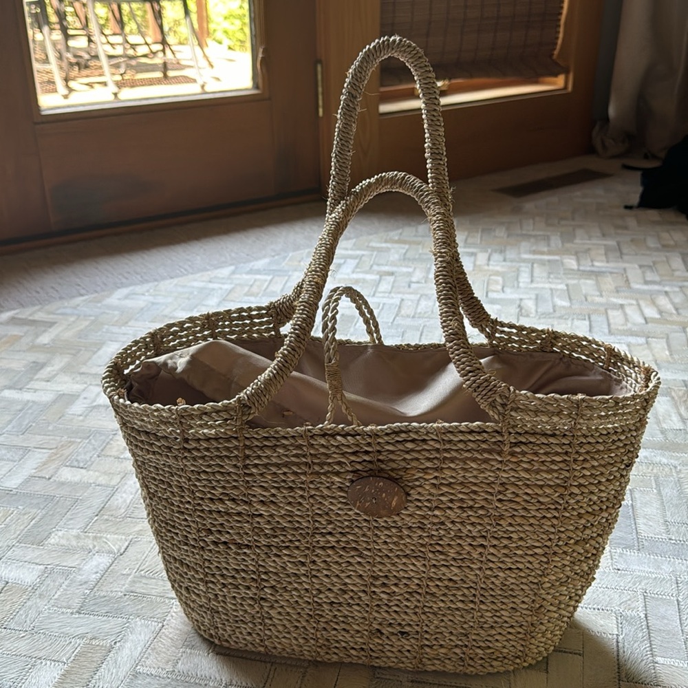 Raffia handbag with lining and cinch closure. In wonderful condition.